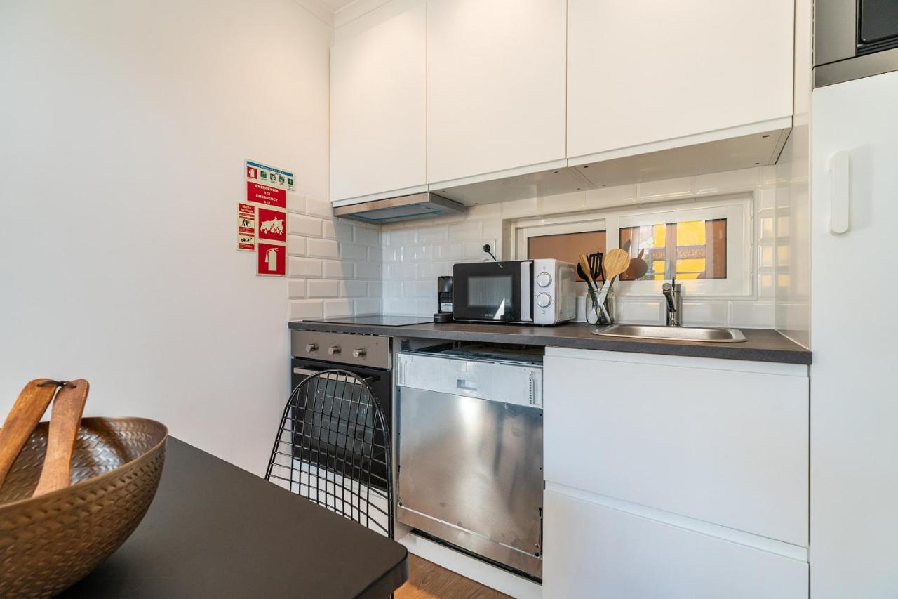 Designer 2bed1bath Mins To Famed Ramiro Restaurant Apartamento Lisboa